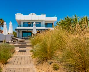 Vista exterior de Casa o xalet en venda en Marbella amb Aire condicionat, Calefacció i Jardí privat