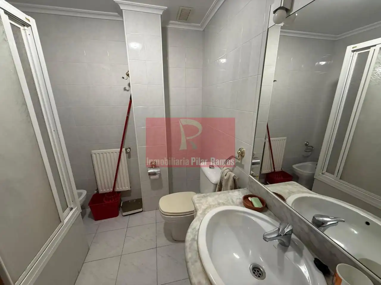 Bany de Pis en venda en León Capital  amb Calefacció, Parquet i Terrassa