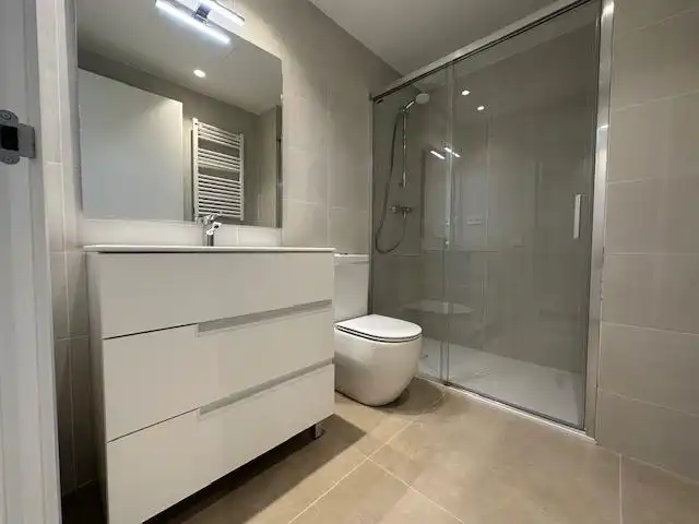 Baño de Piso de alquiler en Badalona con Calefacción y Balcón