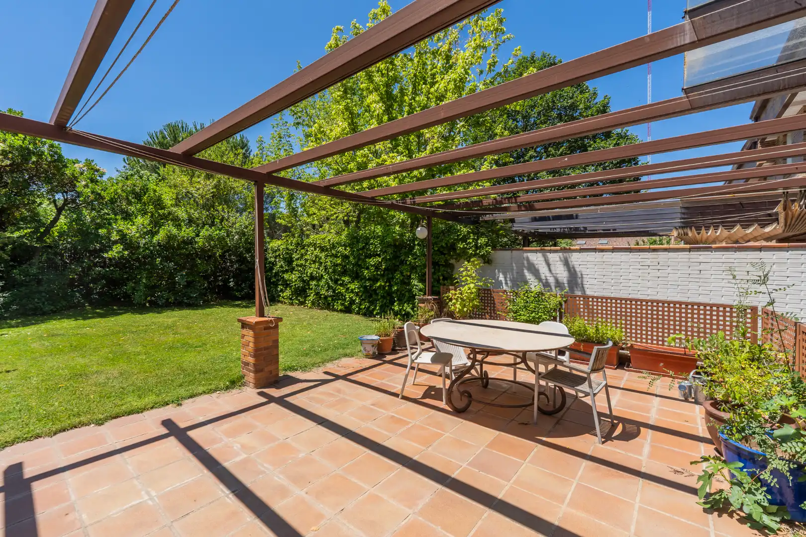 Terrassa de Casa adosada en venda en Las Rozas de Madrid amb Calefacció, Jardí privat i Piscina comunitària