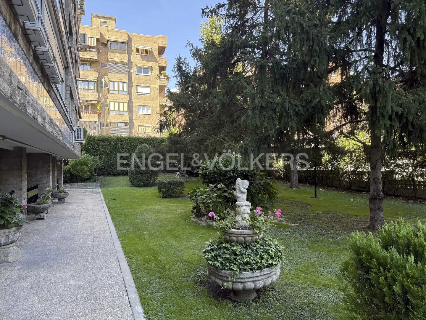 Vista exterior de Piso en venta en Madrid con Calefacción, Parquet y Terraza