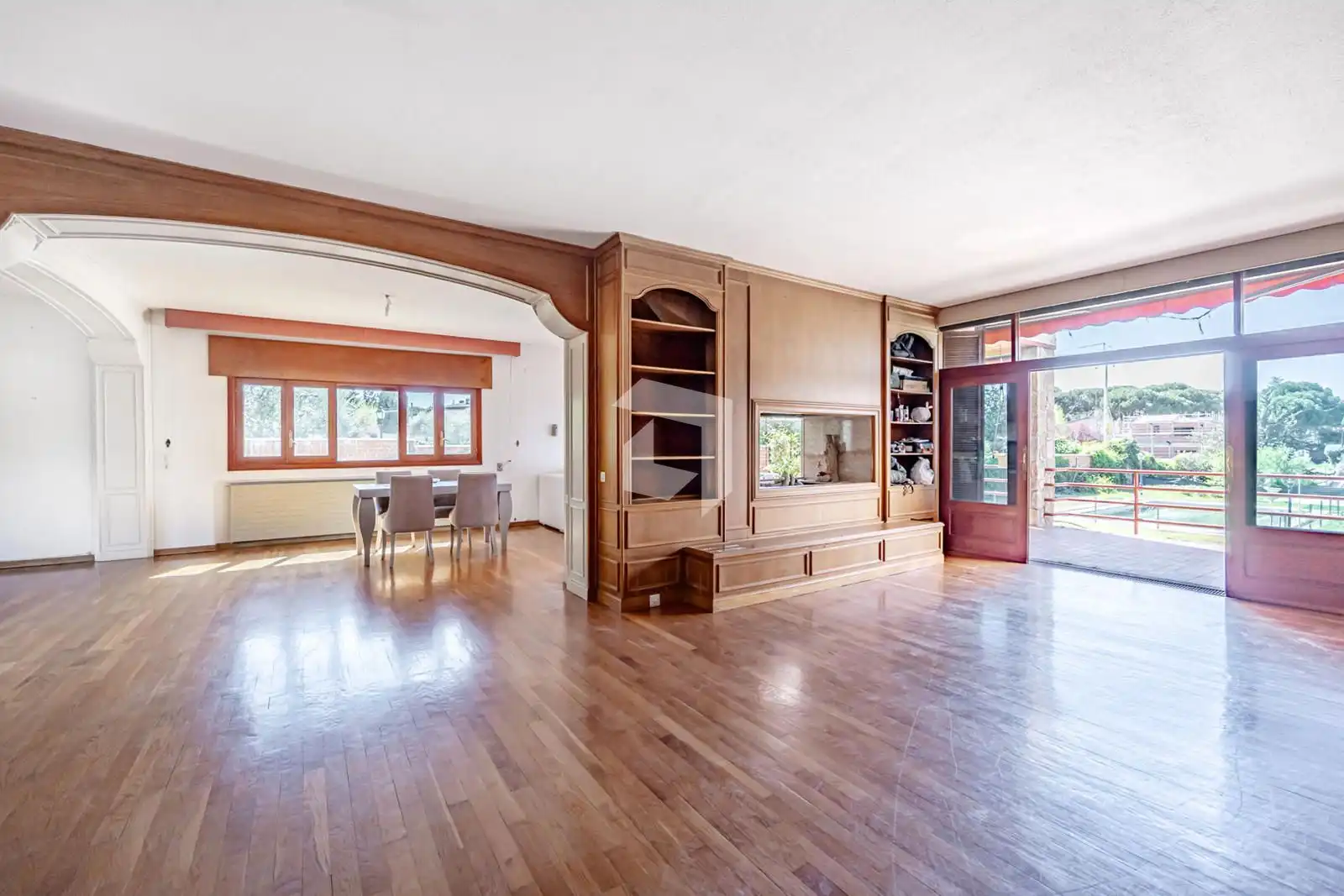 Sala d'estar de Casa o xalet en venda en Pozuelo de Alarcón amb Calefacció, Terrassa i Piscina