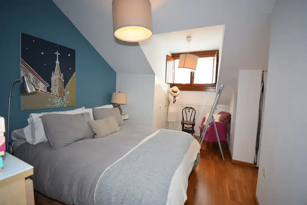 Dormitori de Apartament en venda en Betanzos amb Calefacció, Moblat i Forn