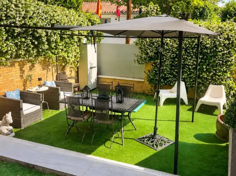 Casa aparellada amb piscina en venda a Calle José Lombana 1