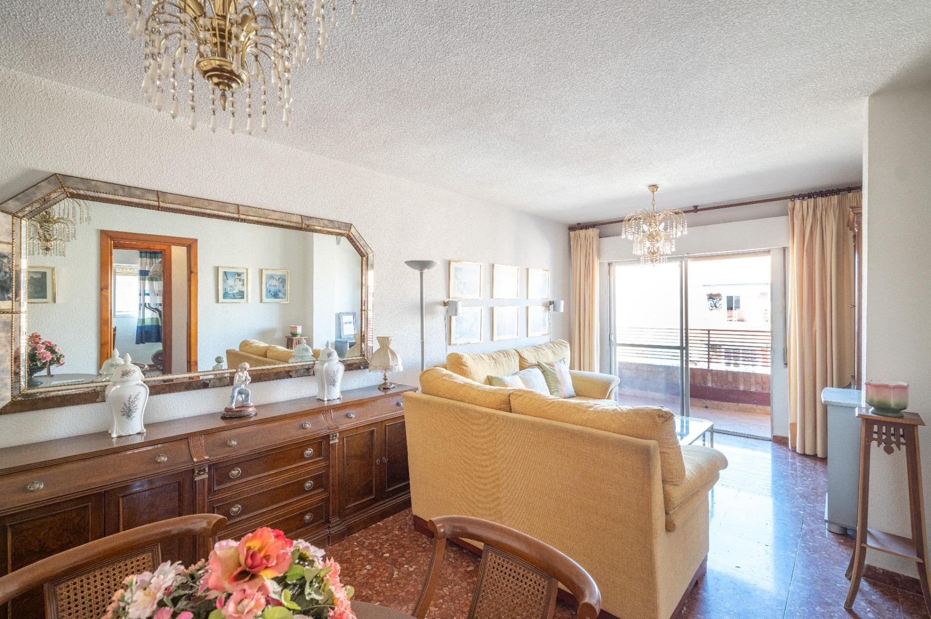 Living room of Flat for sale in  Granada Capital  with Terrace and Balcony