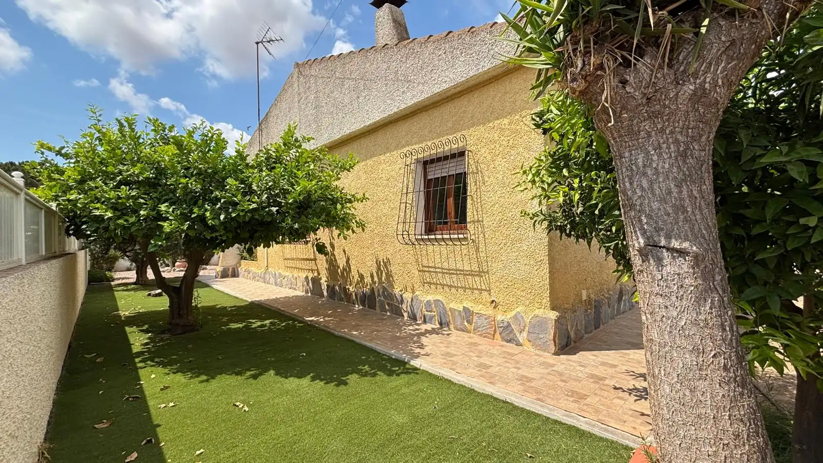 Vista exterior de Casa o xalet en venda en Cartagena amb Jardí privat