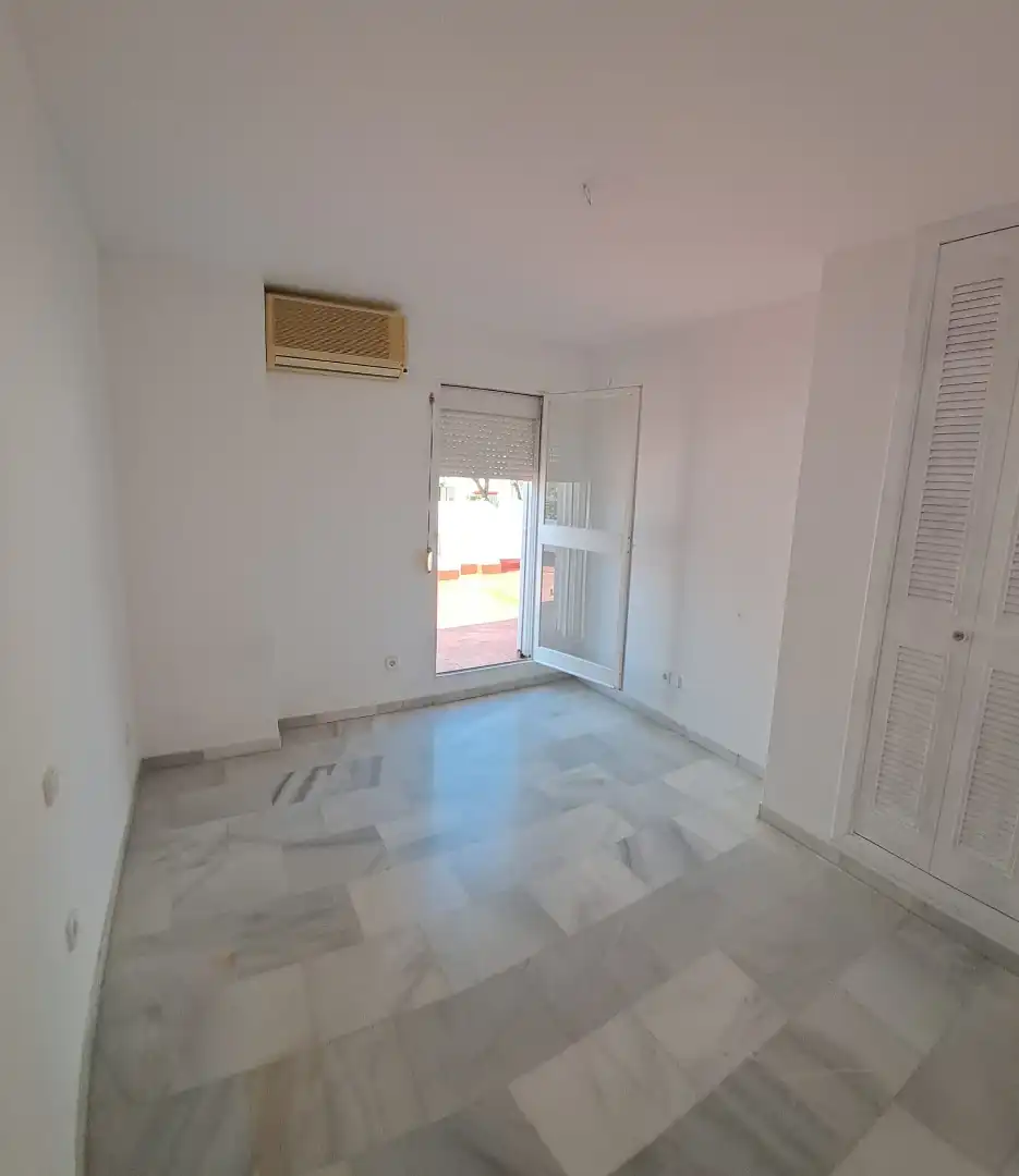 Dormitori de Casa adosada de lloguer en Tomares amb Aire condicionat i Piscina