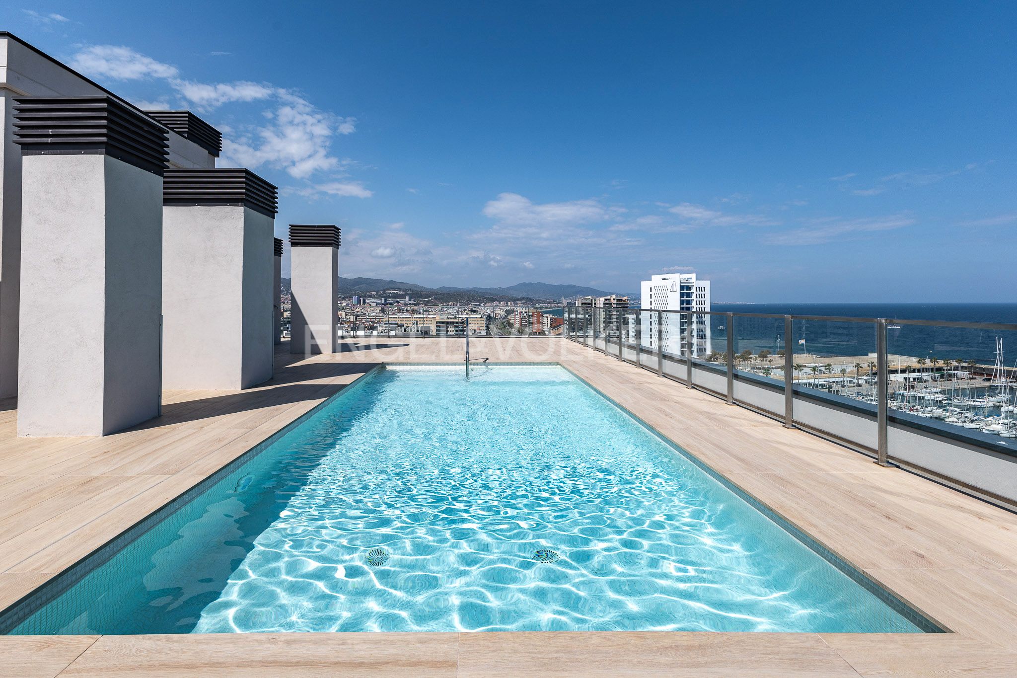 Piscina de Apartament de lloguer en Badalona amb Aire condicionat, Calefacció i Parquet