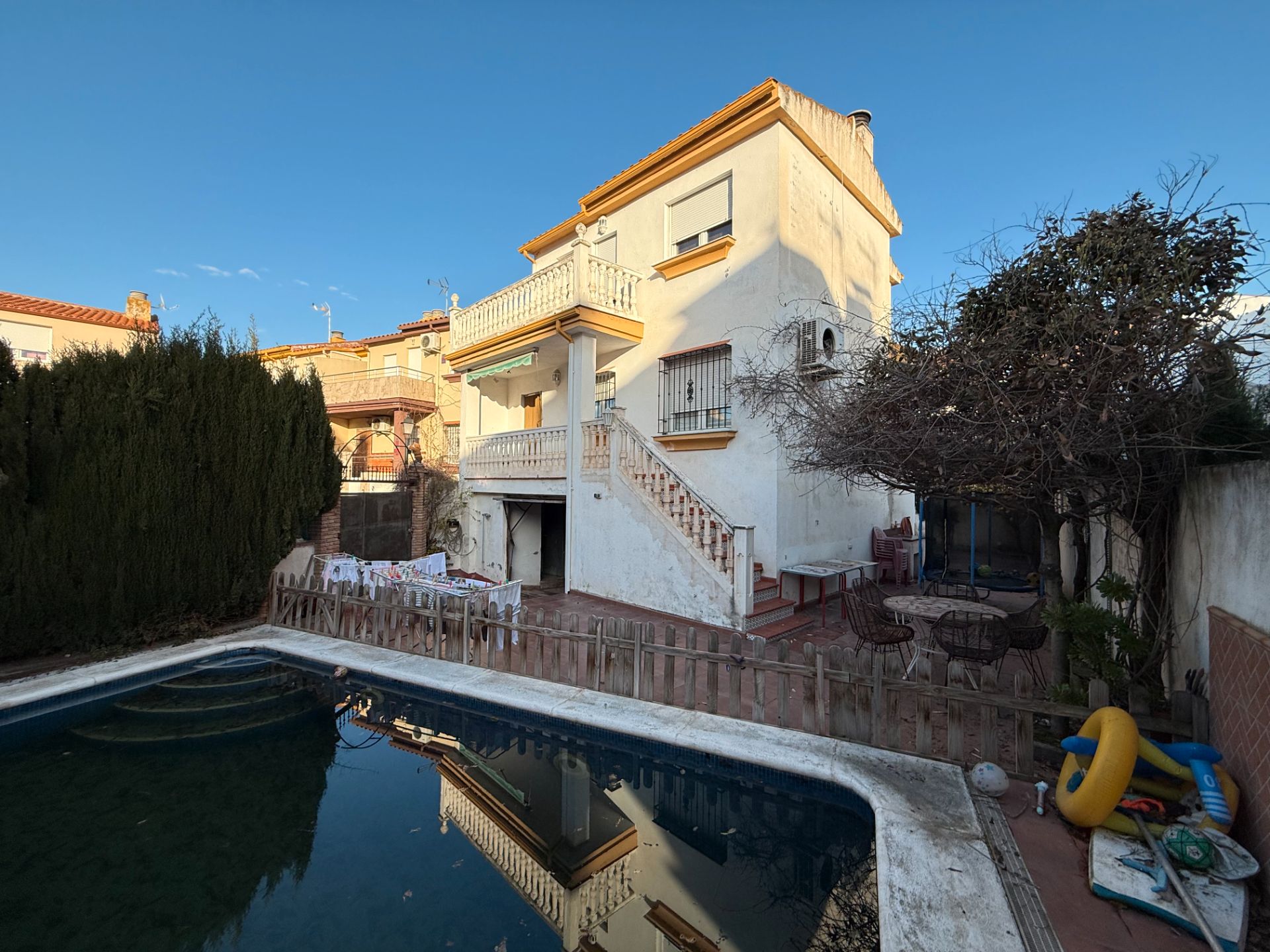 Vista exterior de Casa o xalet en venda en Las Gabias amb Aire condicionat, Calefacció i Jardí privat