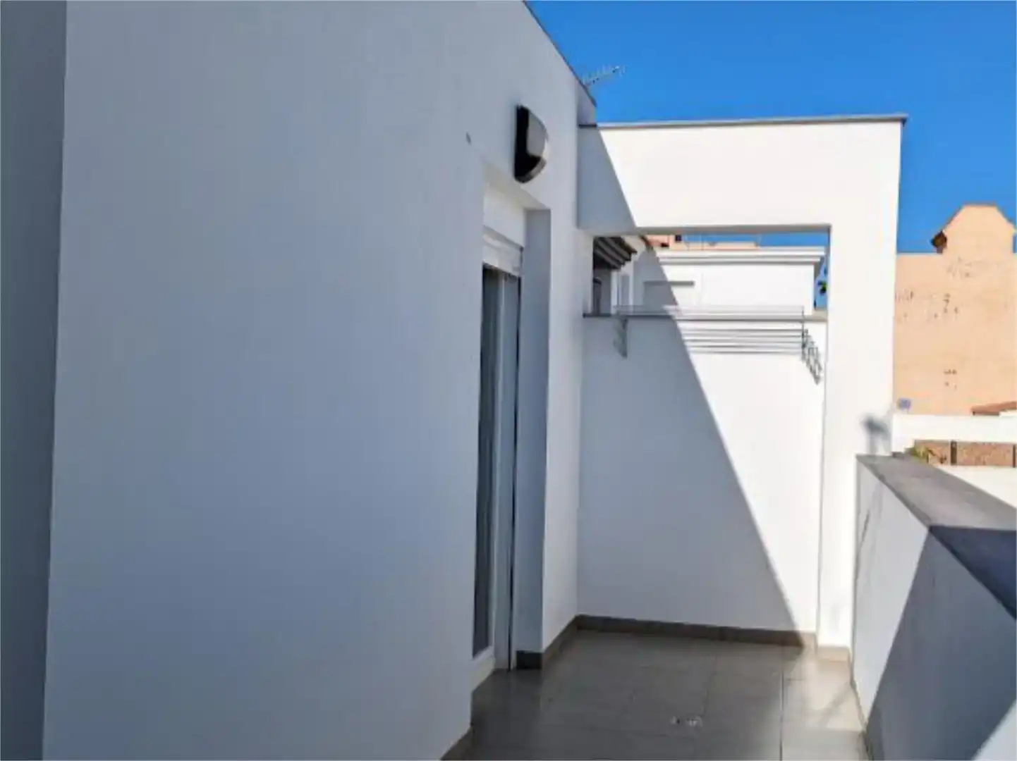 Vista exterior de Casa adosada en venda en Lebrija amb Aire condicionat, Piscina i Balcó