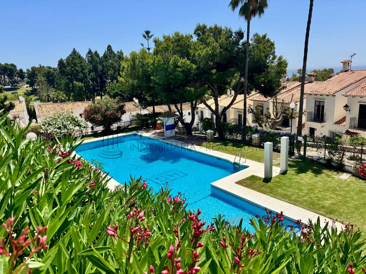 Swimming pool of Detached homes for sale in Benalmádena  with Air Conditioner, Terrace and Furnished