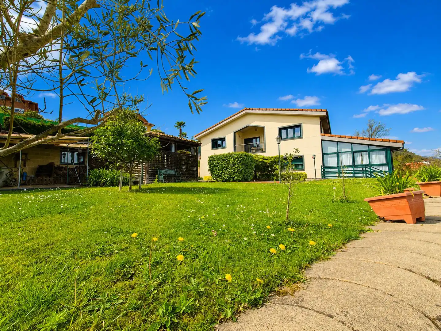 Vista exterior de Casa o xalet en venda en Grado amb Aire condicionat, Calefacció i Terrassa