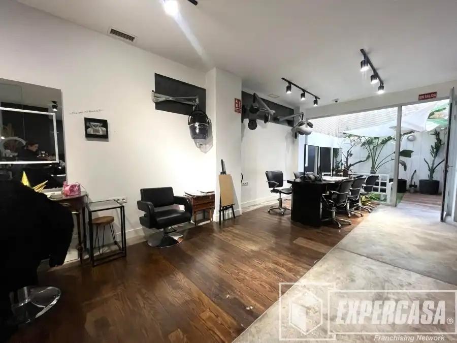 Vista exterior de Local en traspaso en Valencia con Aire acondicionado, Parquet y Terraza
