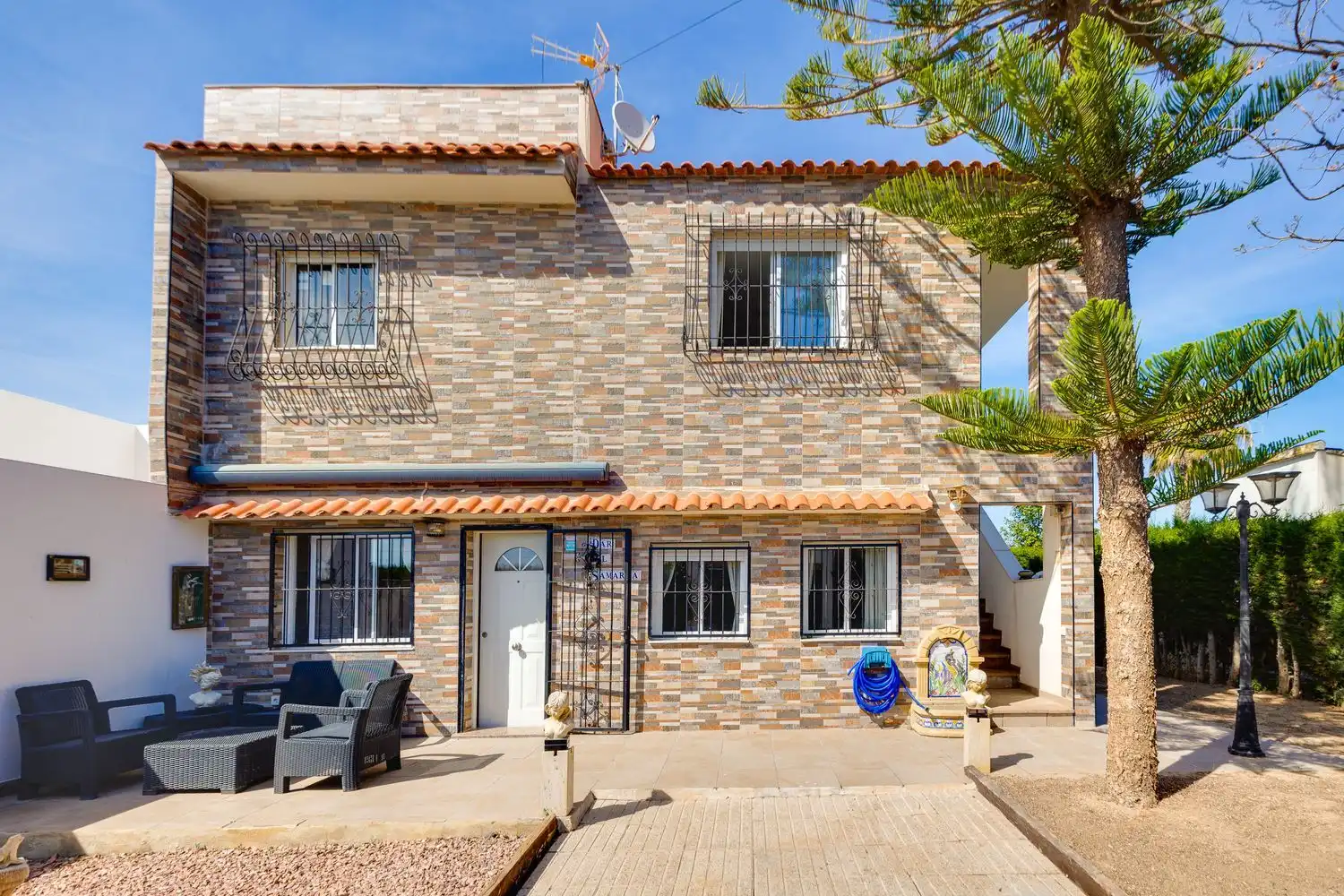 Vista exterior de Casa o xalet en venda en Torrevieja amb Aire condicionat, Jardí privat i Terrassa