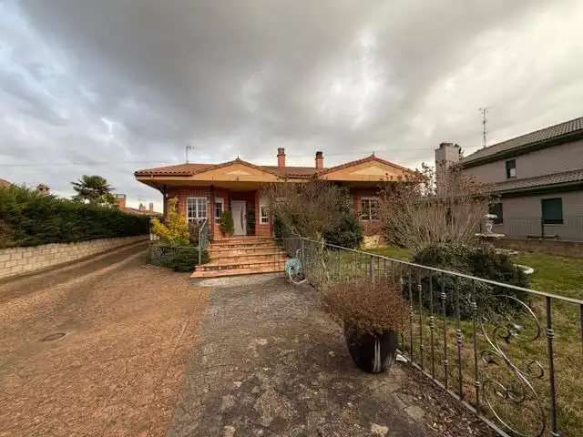Exterior view of Houses for sale in Villaquilambre  with Air Conditioner, Heating and Private garden