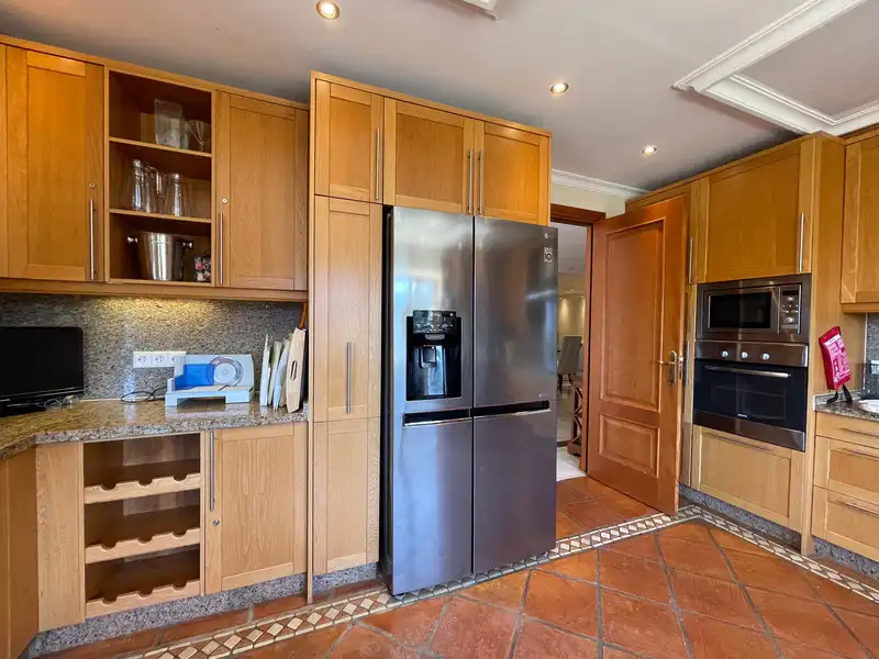 Cuina de Casa o xalet de lloguer en Marbella amb Aire condicionat, Jardí privat i Terrassa