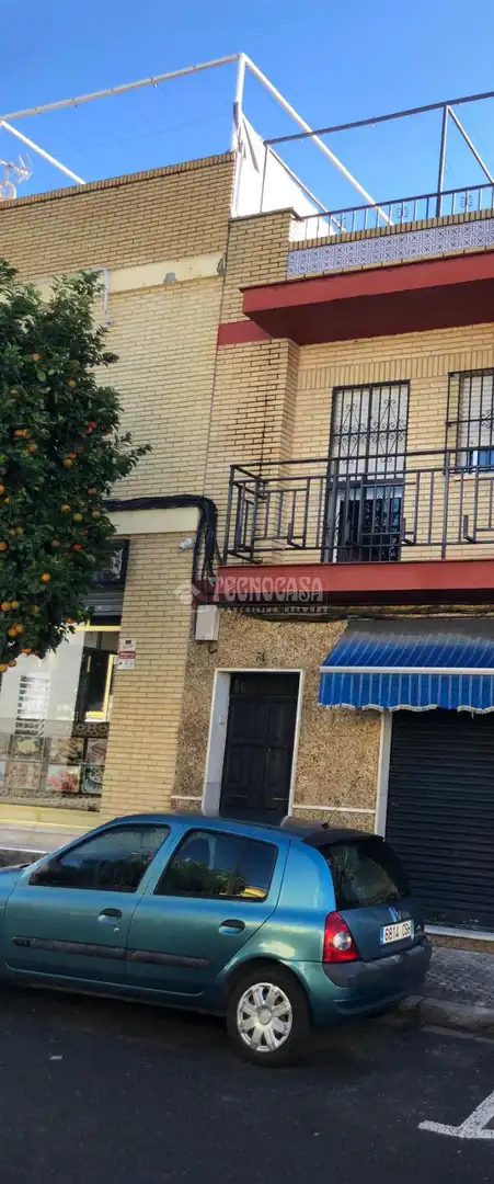 Vista exterior de Casa adosada en venta en Sevilla con Aire acondicionado y Balcón
