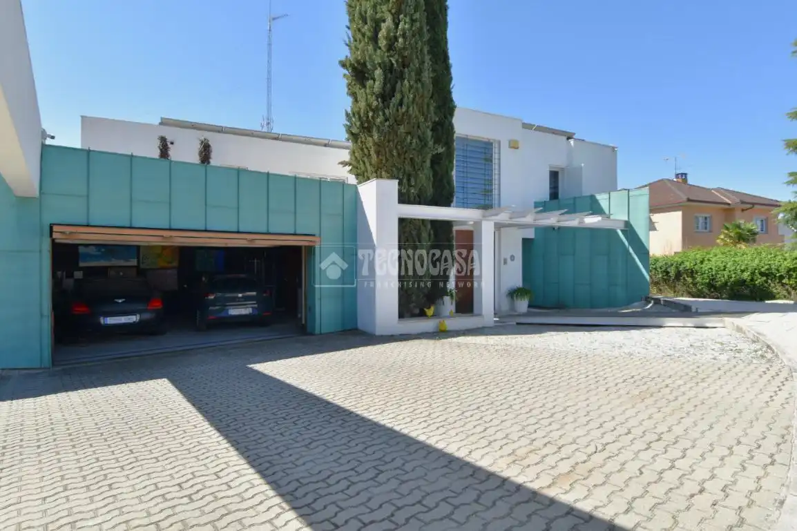 Vista exterior de Casa o chalet en venta en Majadahonda con Aire acondicionado, Calefacción y Alarma