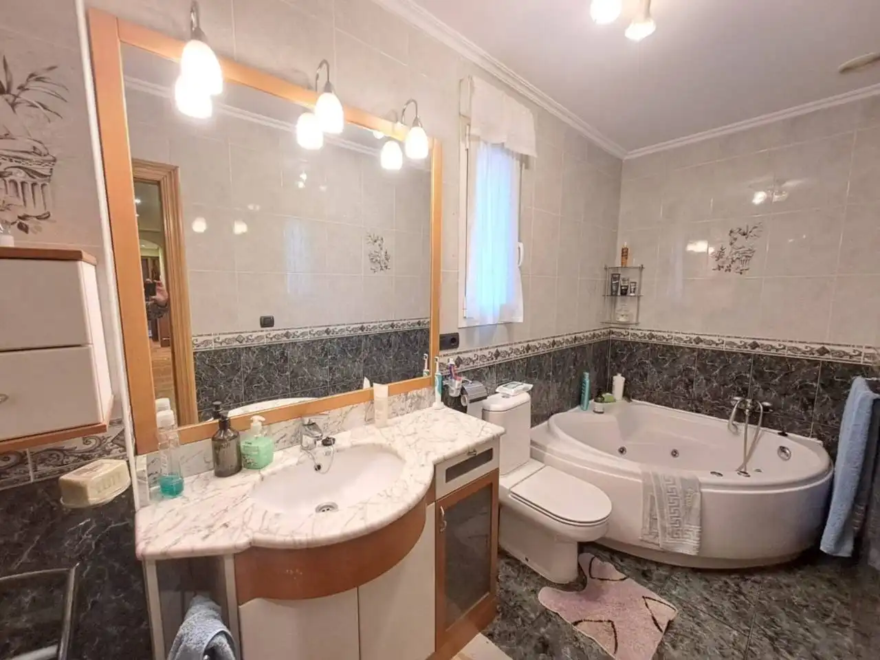 Bathroom of Flat for sale in Burgos  with Heating, Private garden and Parquet flooring