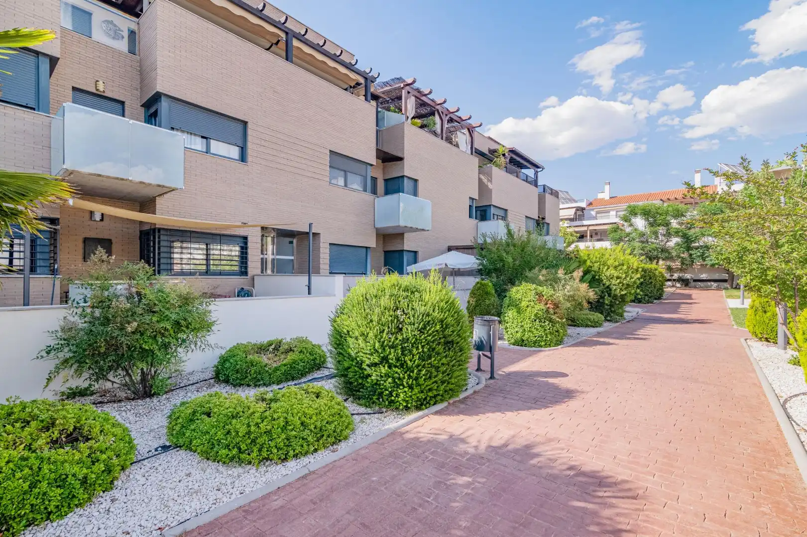 Vista exterior de Pis en venda en Albolote amb Jardí privat, Terrassa i Moblat