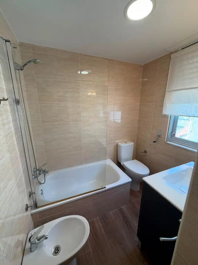 Baño de Ático de alquiler en Ferrol con Calefacción, Parquet y Terraza