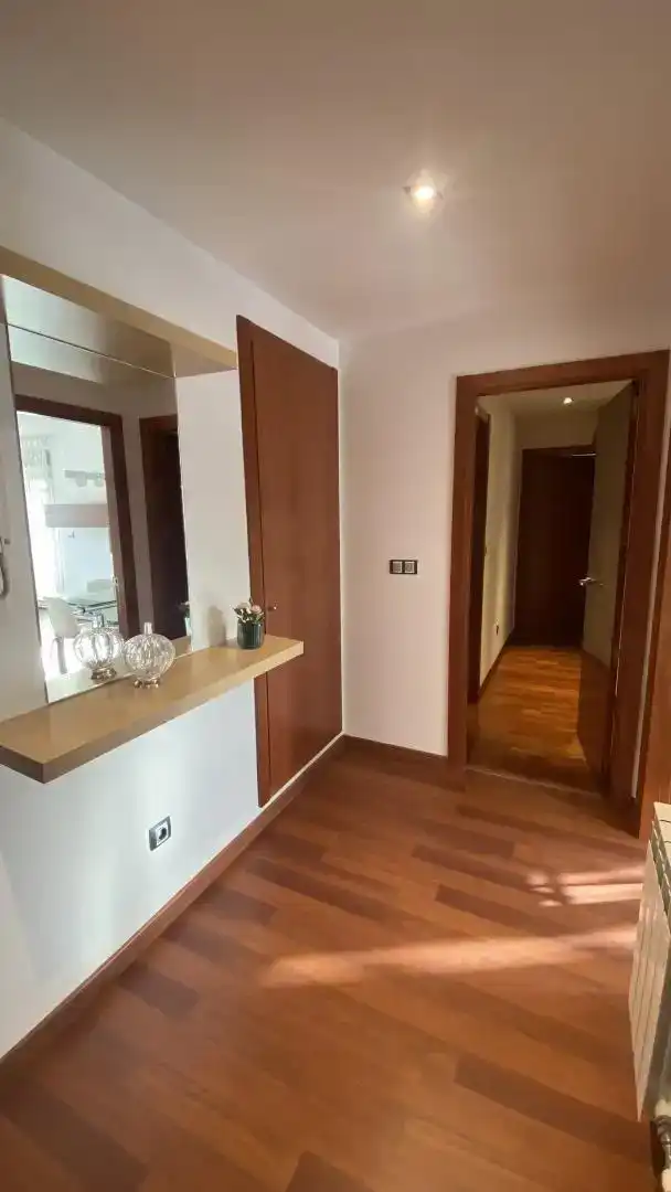 Piso en venta en  Granada Capital con Piscina y Balcón