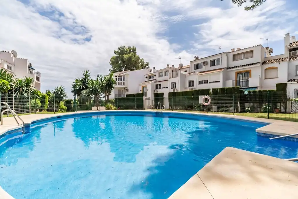 Piscina de Casa adosada en venda en Mijas amb Aire condicionat, Terrassa i Moblat