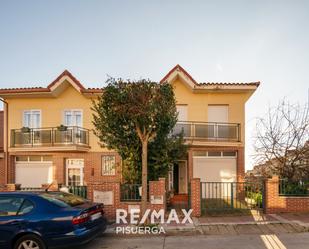 Vista exterior de Casa o xalet en venda en Cigales amb Jardí privat, Parquet i Traster