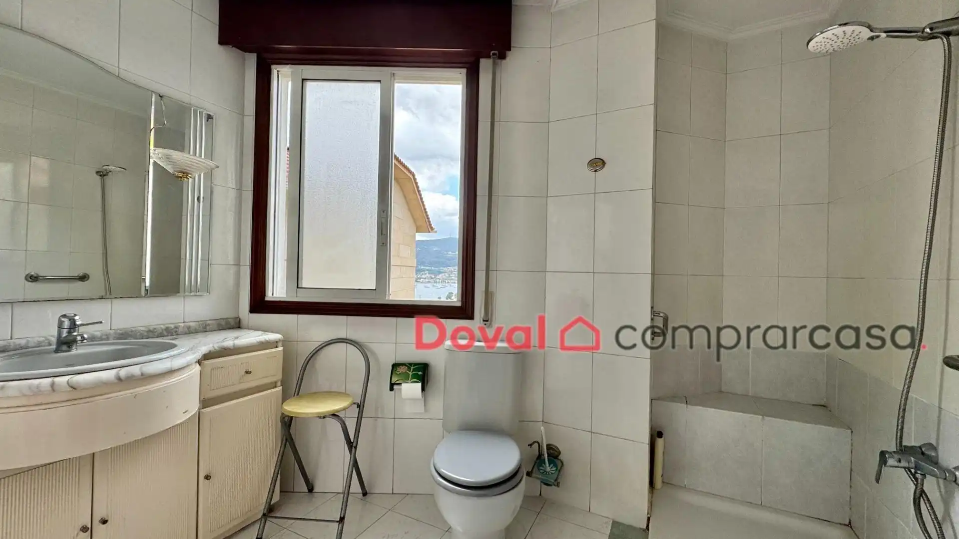 Bany de Casa o xalet en venda en Redondela amb Calefacció, Traster i Piscina