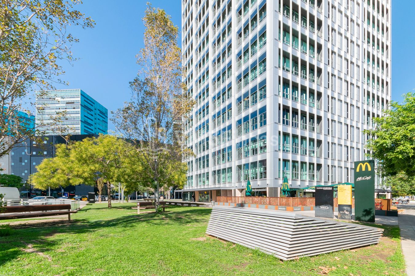 Exterior view of Office for sale in L'Hospitalet de Llobregat  with Air Conditioner, Heating and Storage room