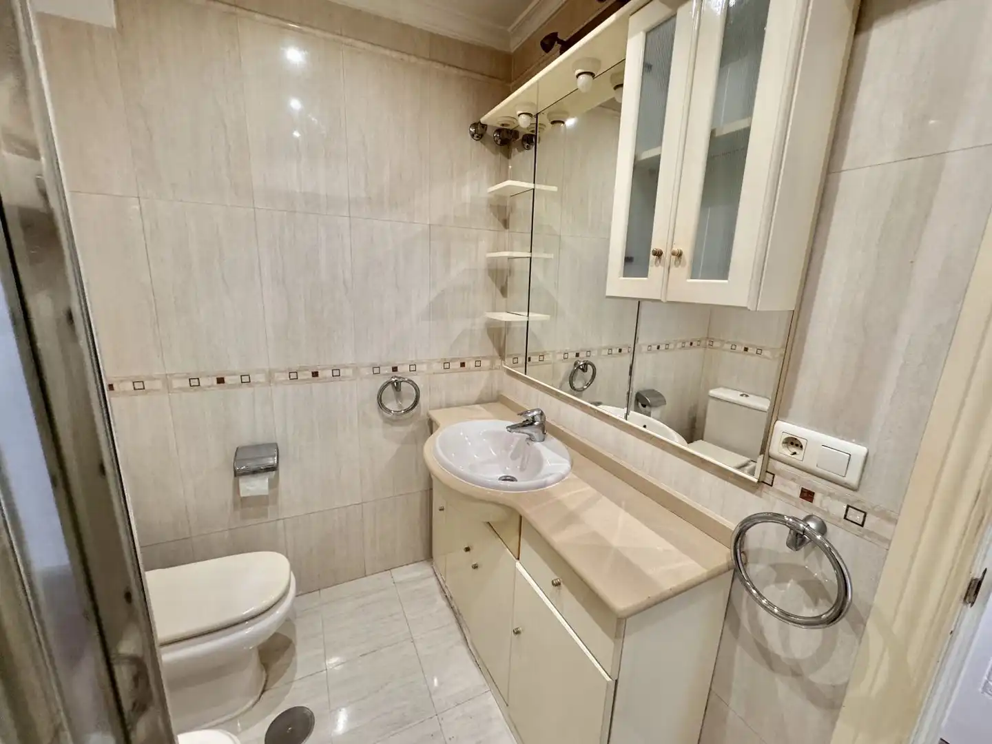 Baño de Apartamento en venta en Torremolinos con Aire acondicionado, Calefacción y Trastero