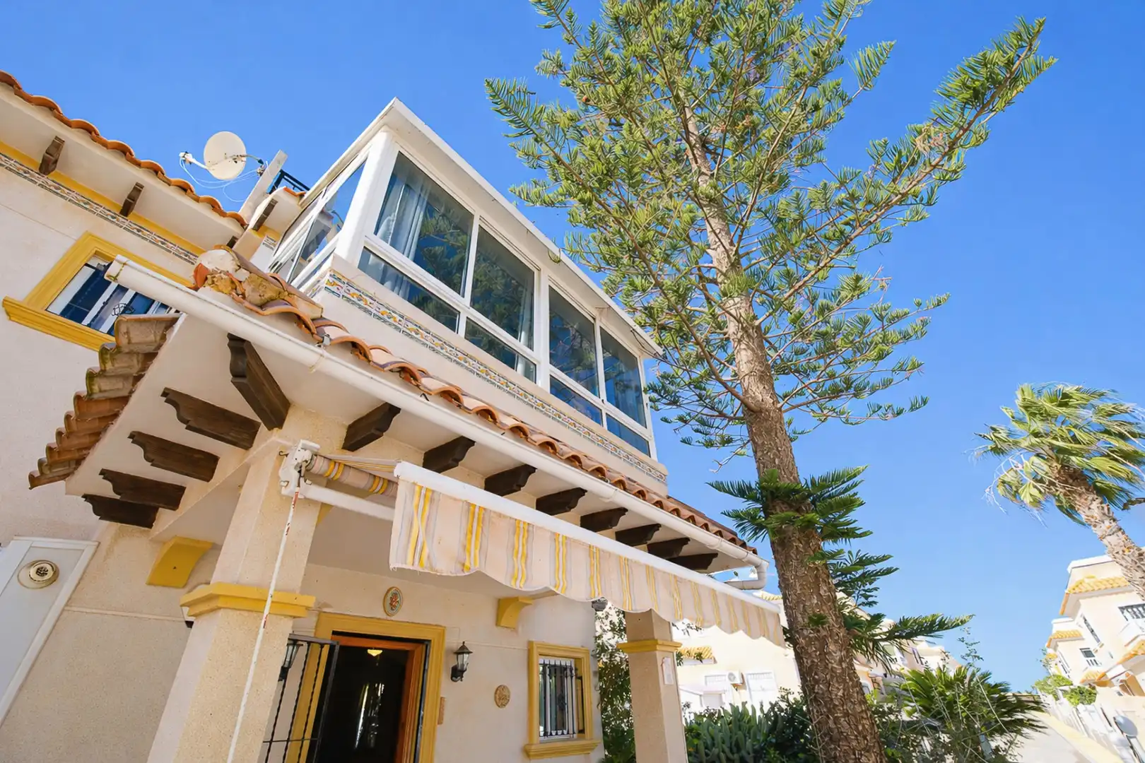 Vista exterior de Casa o xalet en venda en Orihuela amb Aire condicionat, Terrassa i Piscina