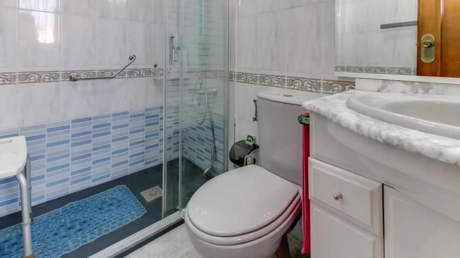 Badezimmer von Einfamilien-Reihenhaus zum Verkauf in Salamanca mit Heizung, Privatgarten und Parkett