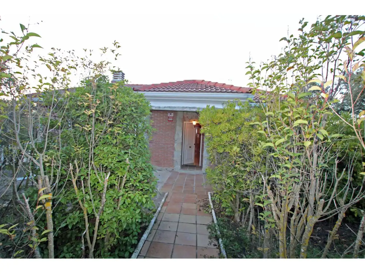 Vista exterior de Casa o xalet en venda en Valdeaveruelo amb Calefacció, Jardí privat i Terrassa