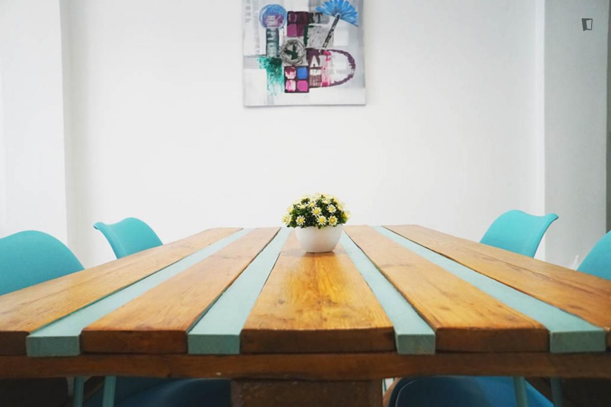 Menjador de Apartament per a compartir en  Barcelona Capital amb Aire condicionat, Moblat i Forn