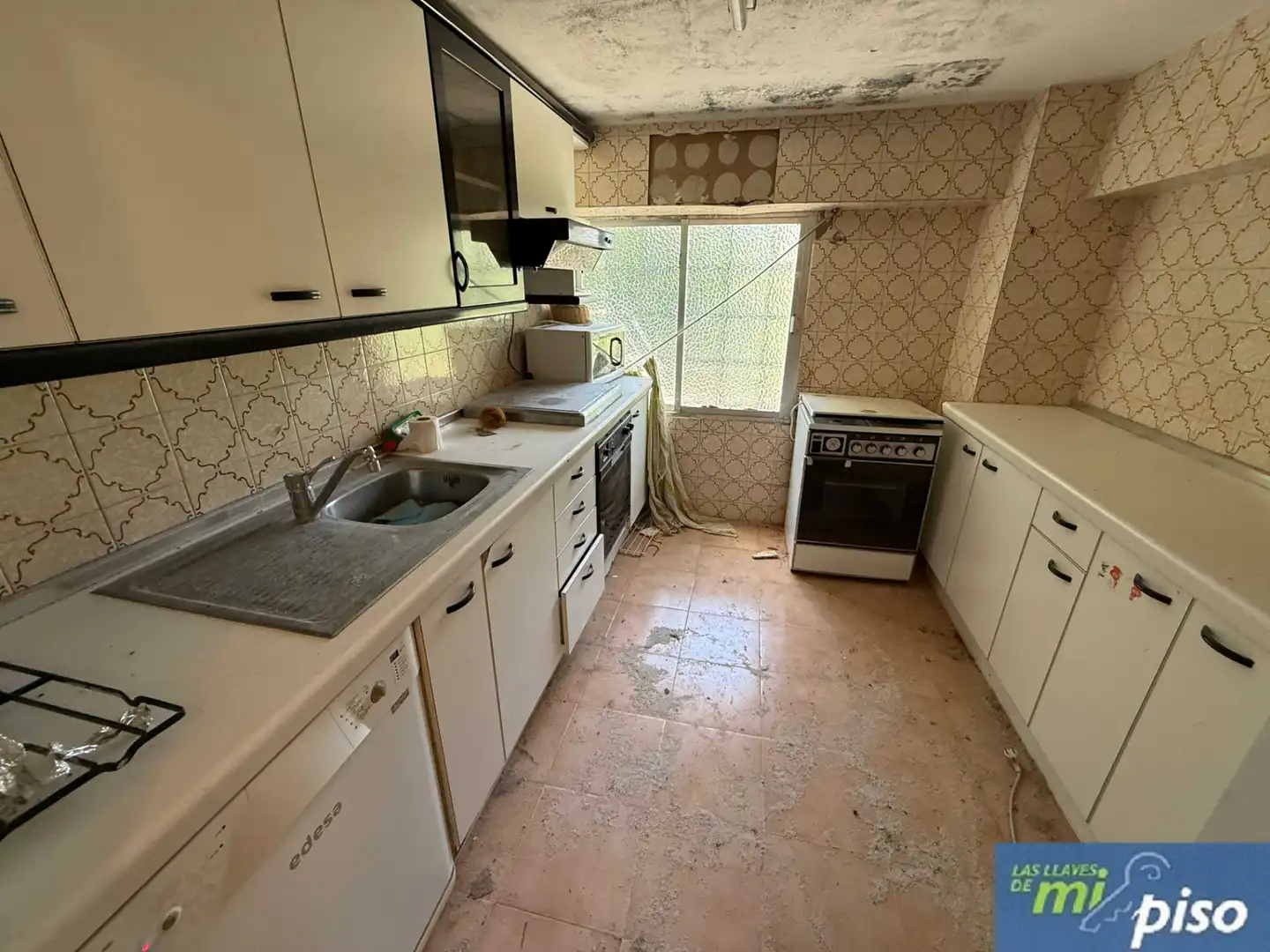 Cuina de Casa o xalet en venda en Cubillas de Santa Marta amb Jardí privat, Terrassa i Traster