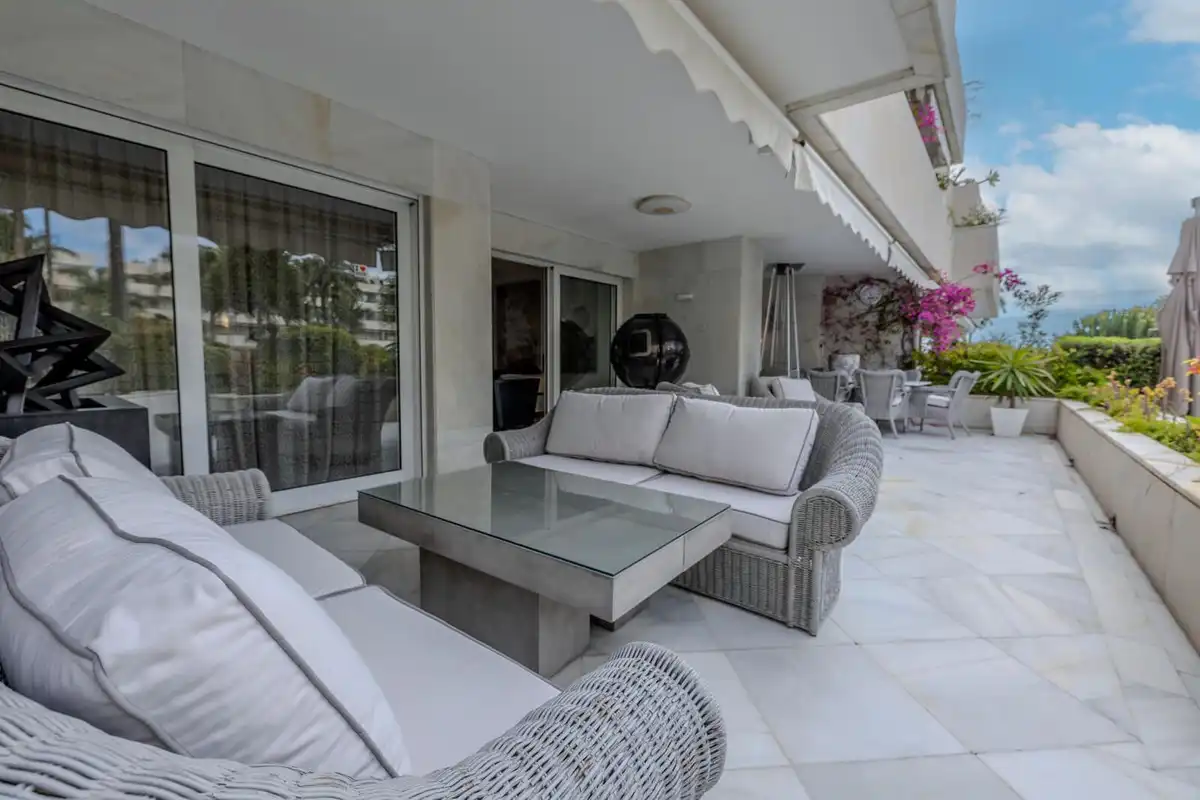 Terrasse von Erdgeschoss zum Verkauf in Marbella mit Klimaanlage, Privatgarten und Terrasse