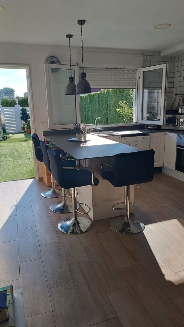 Cuina de Casa adosada en venda en Benicasim / Benicàssim amb Aire condicionat, Calefacció i Jardí privat