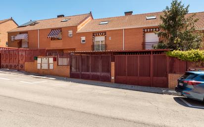 Vista exterior de Casa o xalet en venda en Móstoles amb Calefacció, Jardí privat i Terrassa