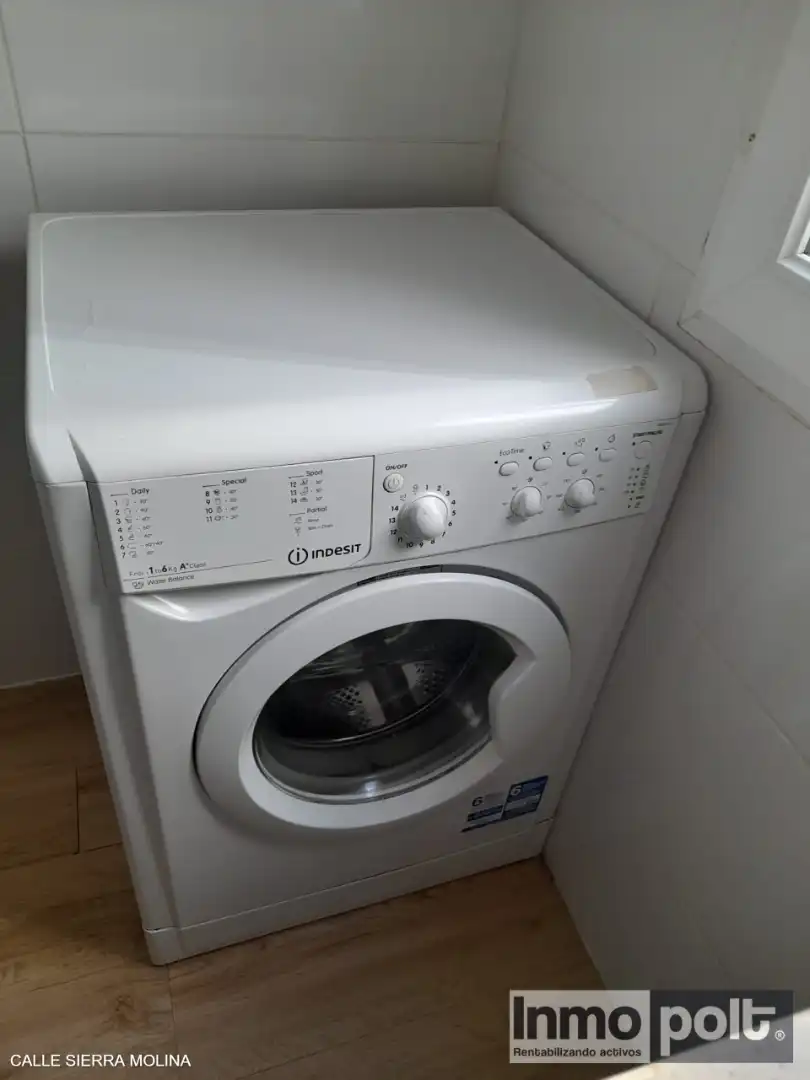 Vista exterior de Piso en venta en Madrid con Calefacción, Horno y Lavadora