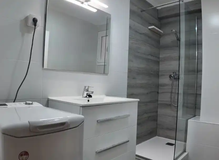 Badezimmer von Wohnung zur Miete in Valencia mit Klimaanlage, Heizung und Möbliert