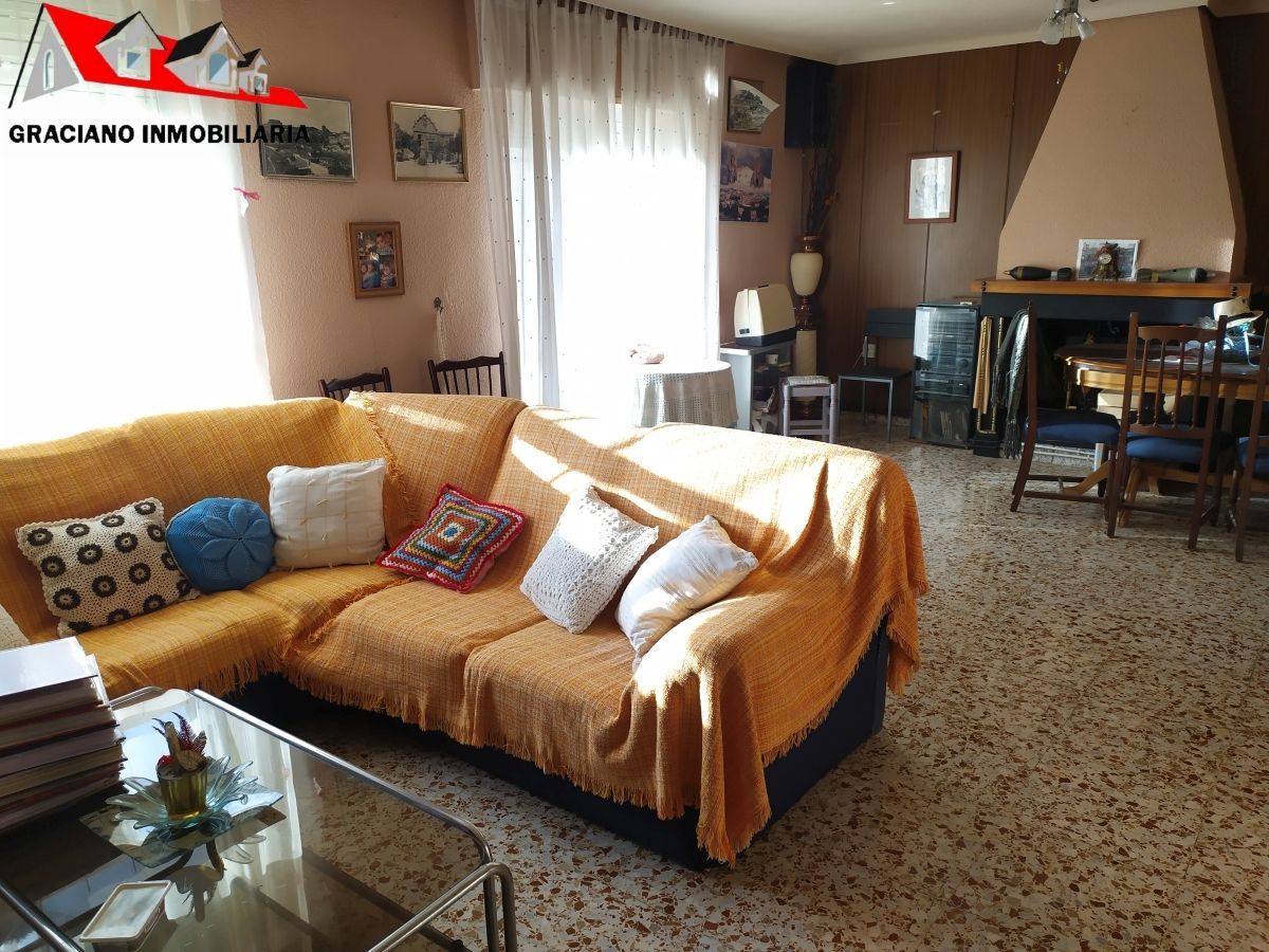 Sala d'estar de Pis en venda en Chinchilla de Monte-Aragón amb Calefacció, Traster i Moblat