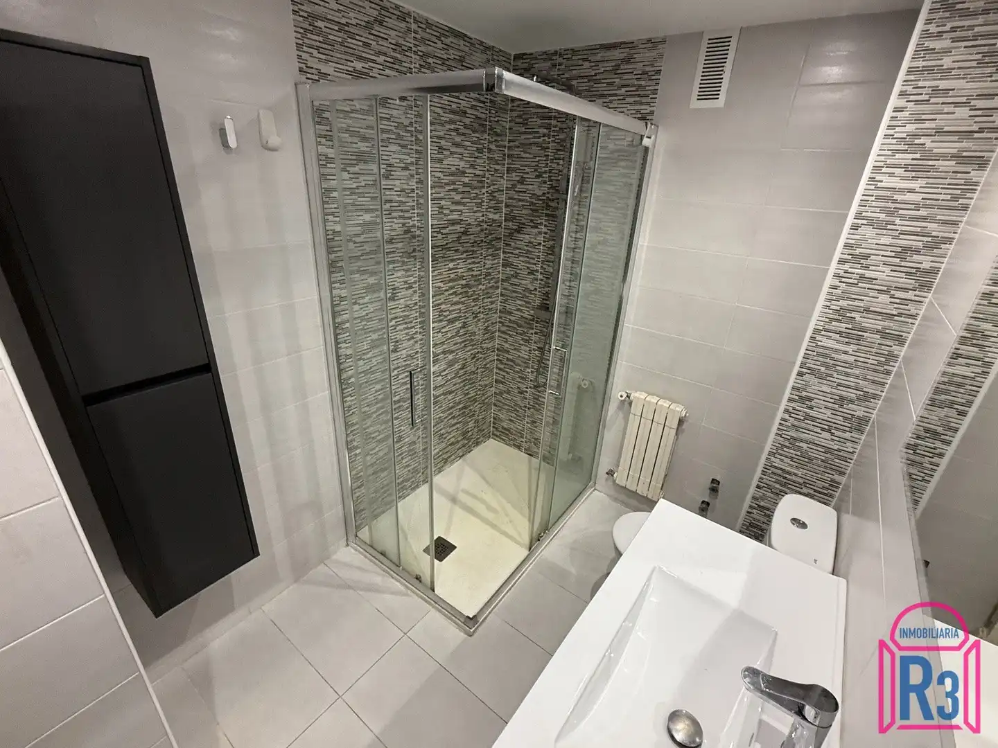 Badezimmer von Wohnung zur Miete in León Capital  mit Heizung, Terrasse und Abstellraum