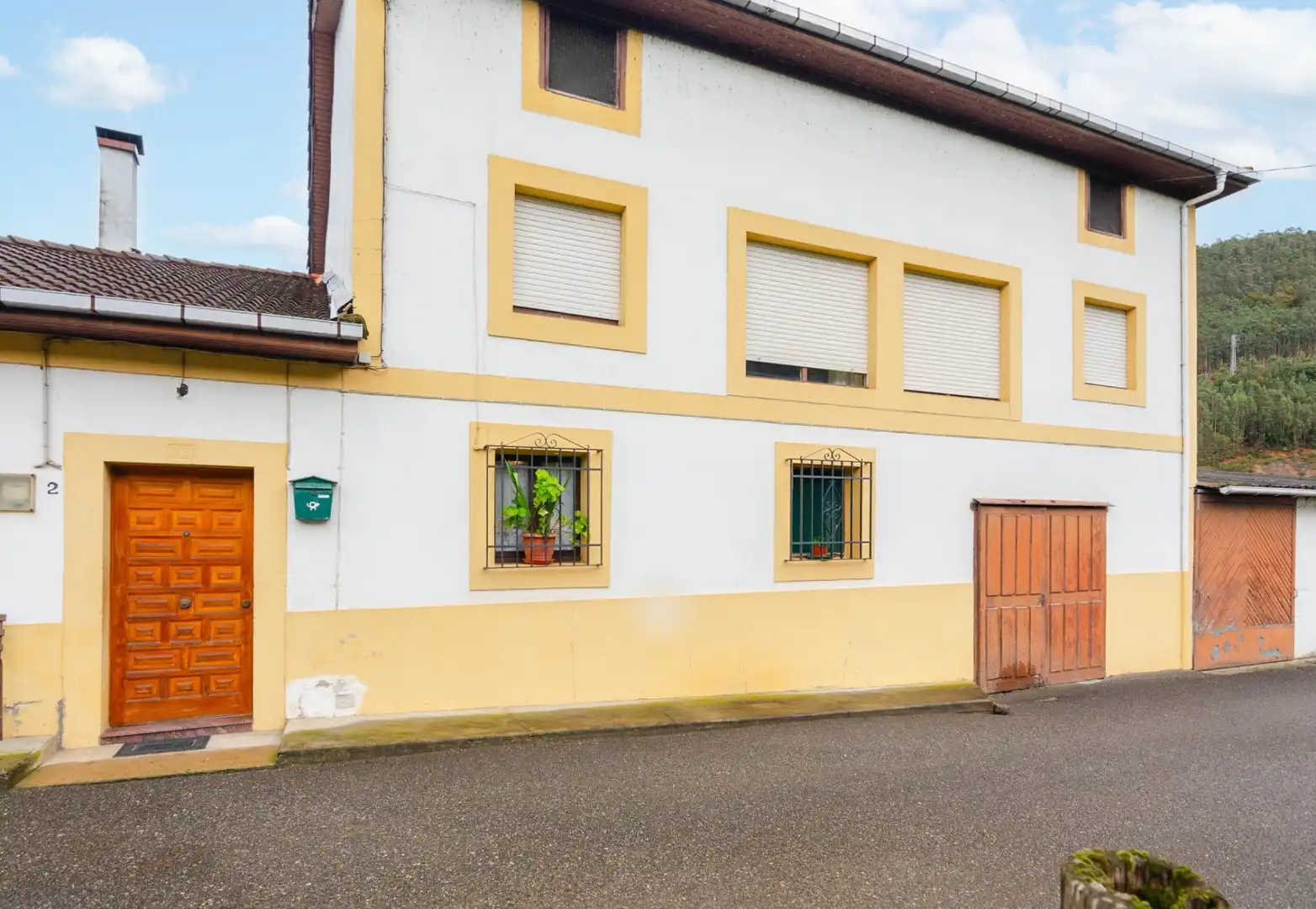 Vista exterior de Casa o chalet en venta en Salas con Calefacción, Jardín privado y Amueblado