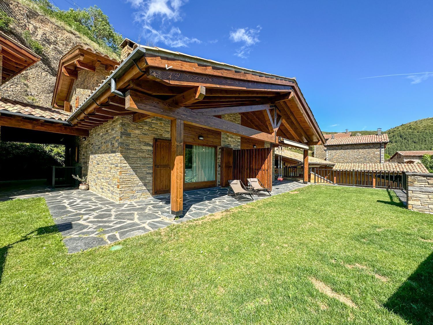 Vista exterior de Casa o xalet de lloguer en Montellà i Martinet amb Calefacció