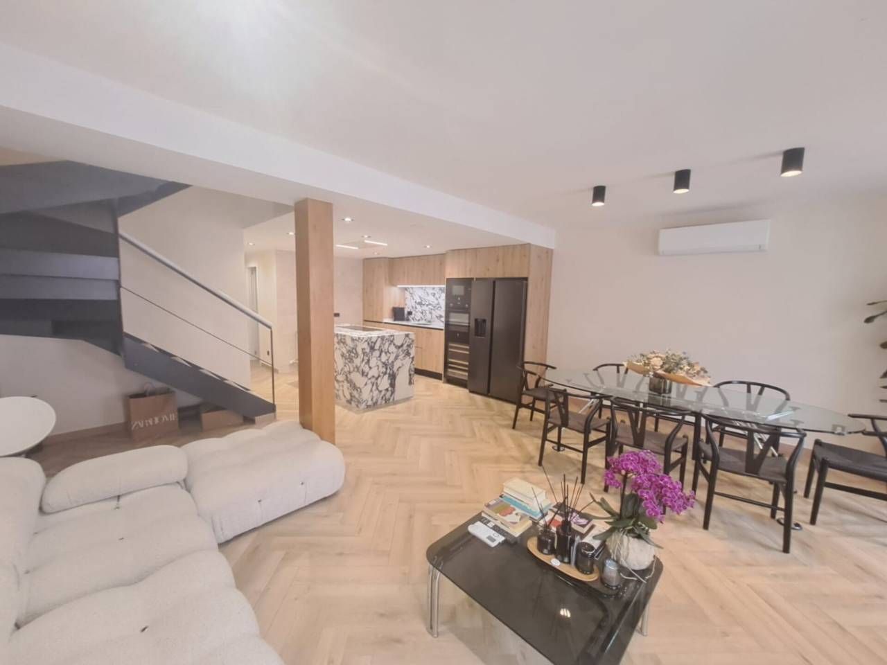 Sala d'estar de Dúplex en venda en Burgos Capital amb Aire condicionat, Calefacció i Parquet