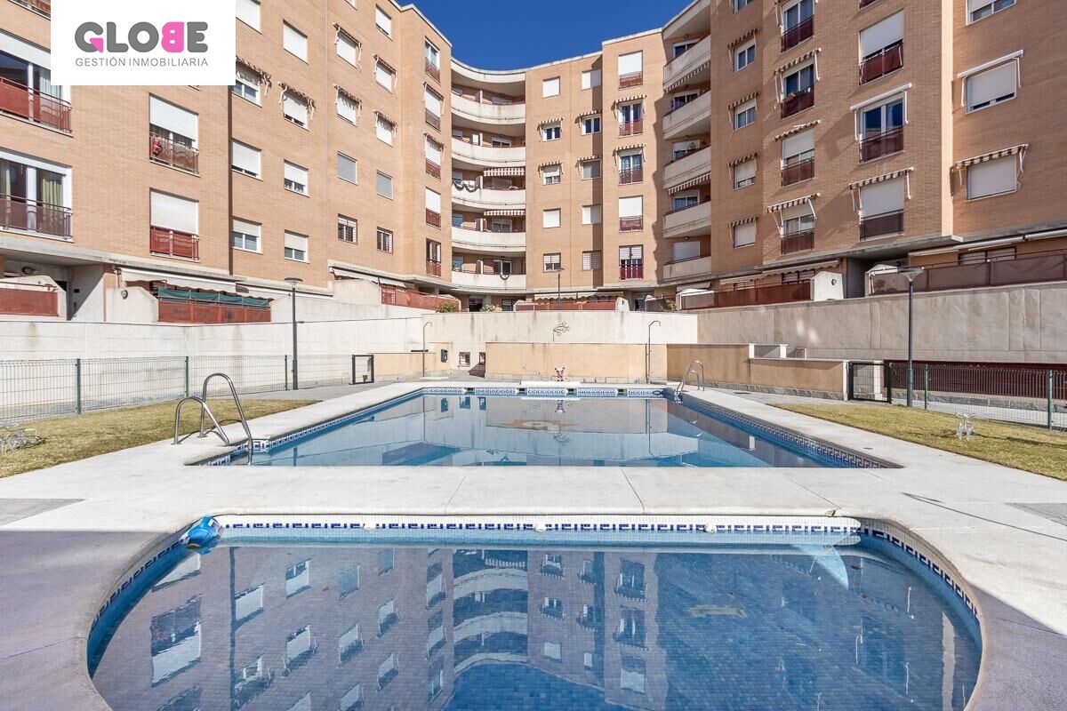 Piscina de Dúplex en venda en  Granada Capital amb Aire condicionat, Calefacció i Jardí privat