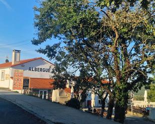 Vista exterior de Edifici en venda en Arzúa