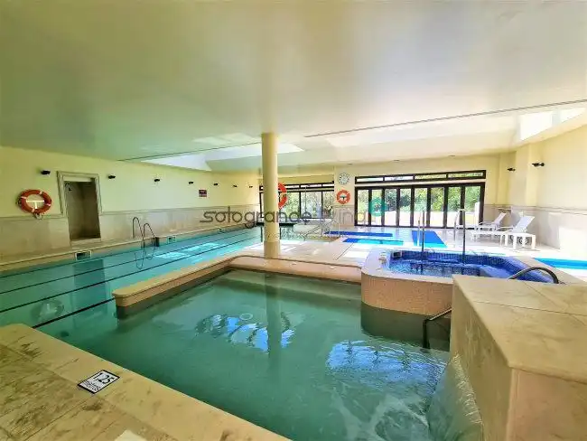Piscina de Apartament de lloguer en Sotogrande amb Aire condicionat, Calefacció i Terrassa