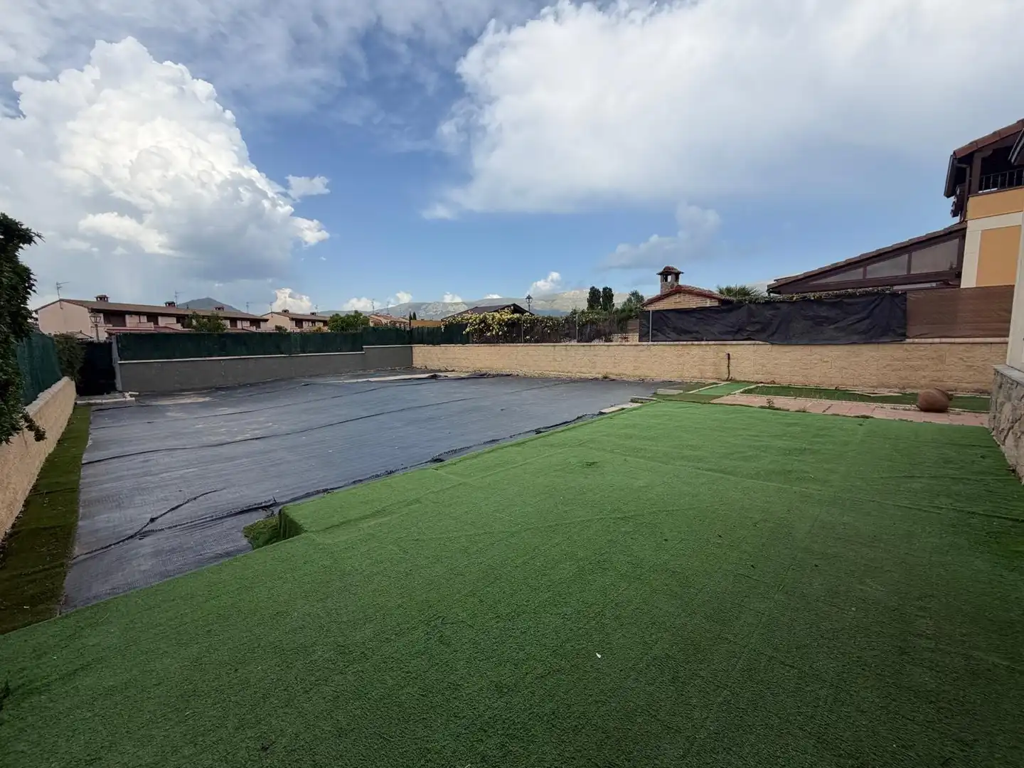 Piscina de Casa adosada en venda en Palazuelos de Eresma amb Calefacció, Terrassa i Alarma
